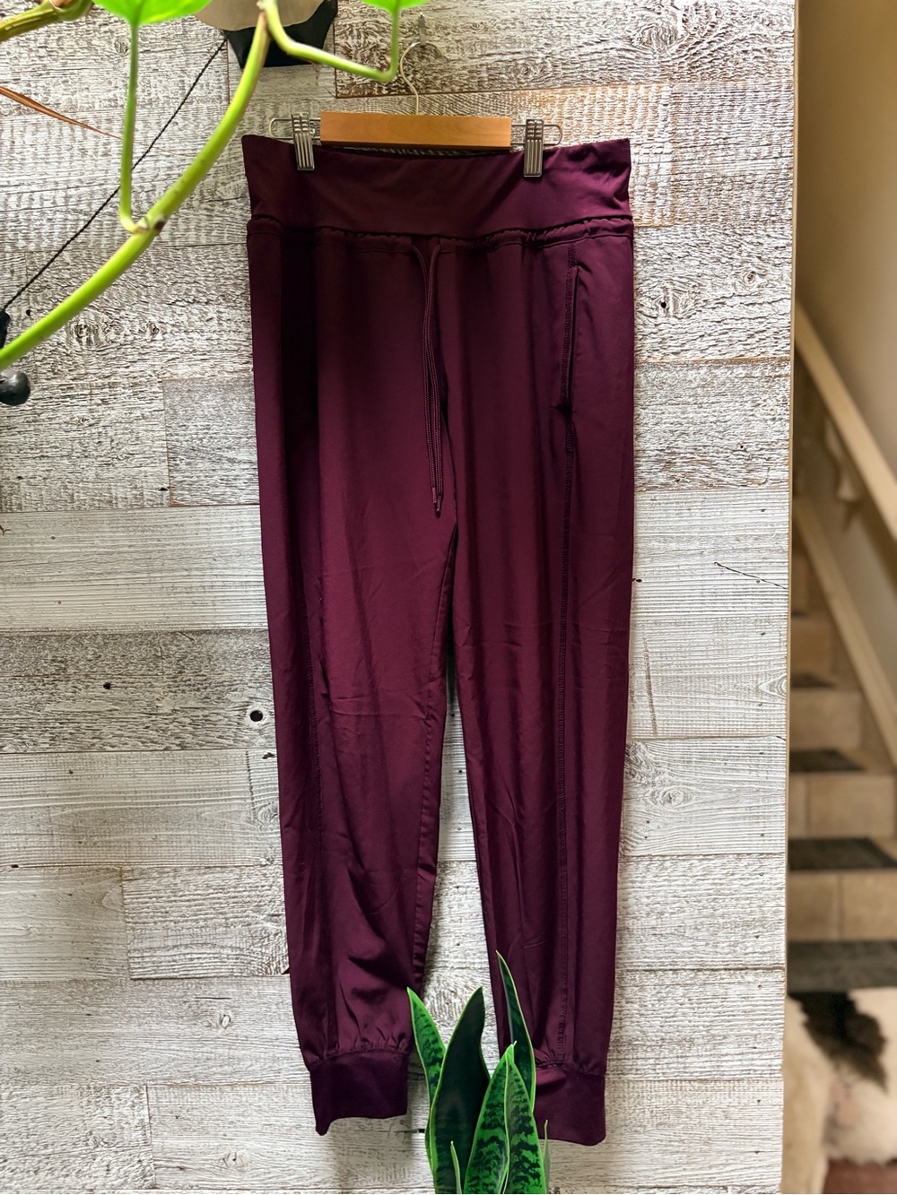 3/$30 | Joe Fresh | Light Active Stretch Jogger Pants - Women's M, Maroon/Wine